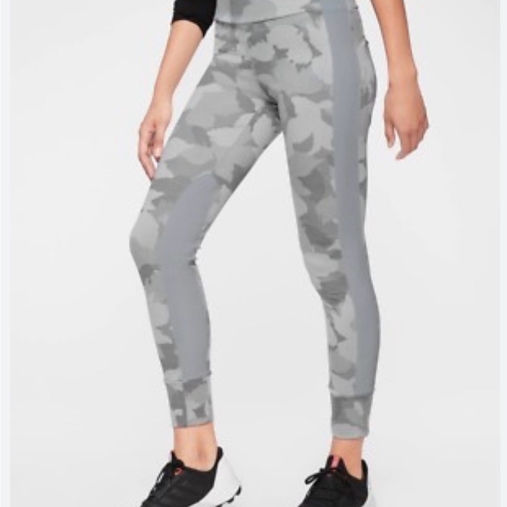 Athleta All In Camo 7/8 Tight, Cobblestone Grey Heather SIZE S